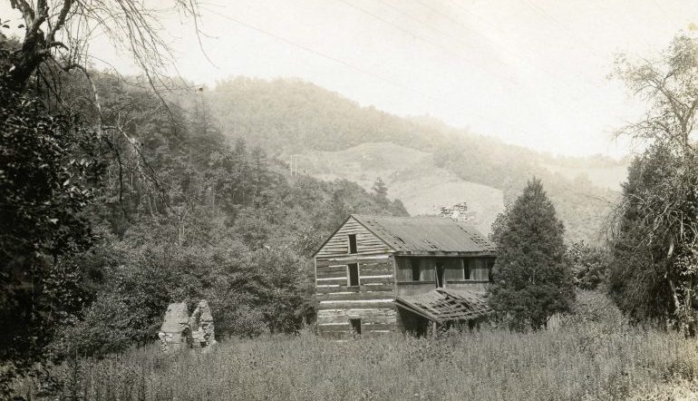 vintage photo of a wood house in rural North Carolina