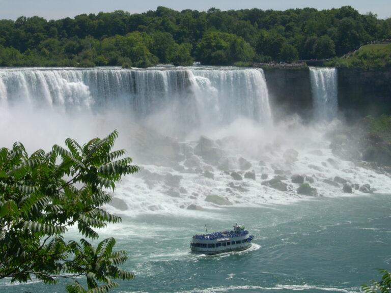“Beruffled Little Wet Apron” or “Vast and Prodigious Cadence of Water”?: Bicycling at Niagara Falls