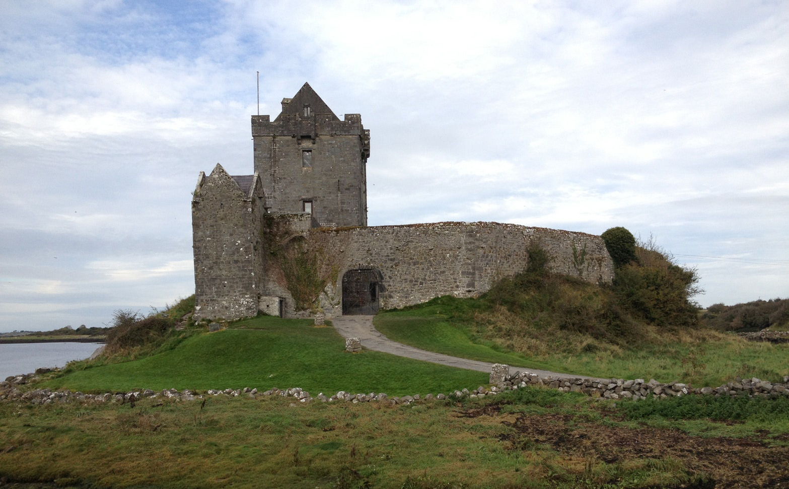 Picture of a dilapidated castle in Ireland. 