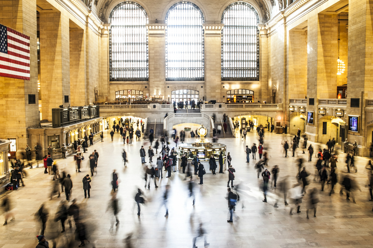 Picture of people walking through Grand Central Station in New York