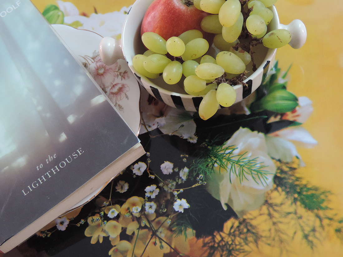 Picture of a fruit bowl sitting next to To The Lighthouse by Virginia Woolf 