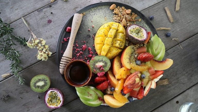 A plate with a variety of fruits in it. 
