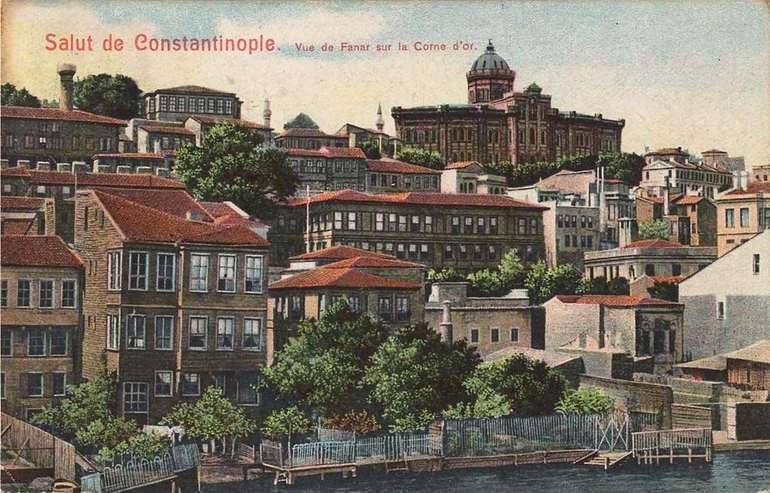 A drawing of a city seaside with text reading " Salut de Constantinople."