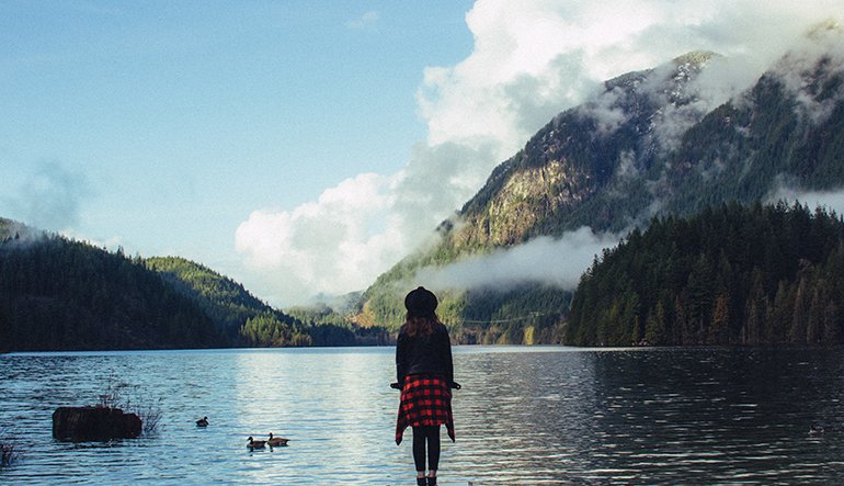 Aesthetic picture of a lake and mountains.